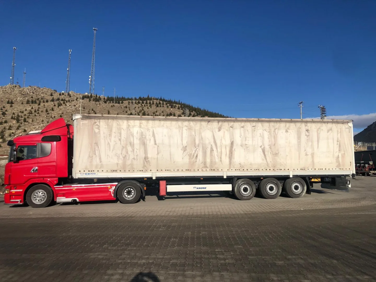 Samsun Nakliyat 55 kırmızı Scania çekici ve tenteli dorse